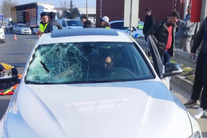 Bursa'da korkutan kaza! Araç camına çarpan genç yola savruldu