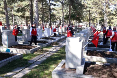 Eskişehir'de şehitliklerde temizlik çalışması