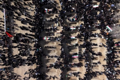 Saldırıda ölen İran'lı öğrenciler böyle toprağa verildi