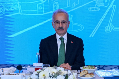 Bakan Uraloğlu: 800 gemi hala Hürmüz Boğazı'nda