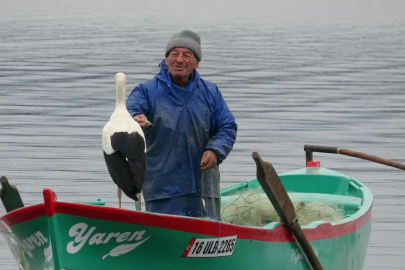 Bursa'da Adem Amca, 15 yıllık dostu Yaren leylekle özlem gideriyor