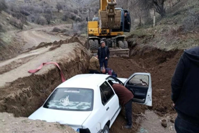 Elazığ'da çukura düşen araç kurtarıldı