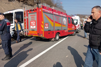 Ereğli'de Servis Midibüsü ile Otomobil Çarpıştı: 13 Yaralı