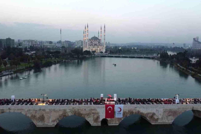 Kızılay'ın geleneksel Taşköprü iftarında binlerce kişi aynı sofrada buluştu