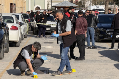 Otomobiline binerken silahlı saldırıya uğradı; olay kamerada