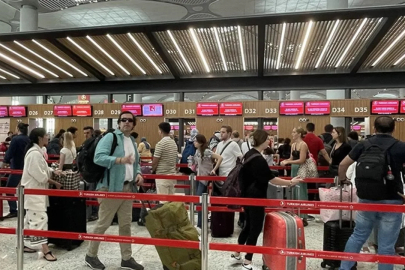 Tatil akını başladı: İstanbul havalimanlarında uzun kuyruklar oluştu!