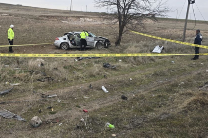 Bayram tatili yolunda kaza: Baba öldü, eşi ile 4 oğlu yaralandı