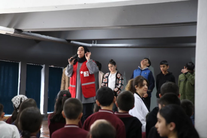 Bursa'da hayırseverin ördüğü atkı ve bereler, Türk Kızılay aracılığıyla Erzurum'daki çocuklara hediye edildi