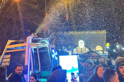 Bursa'da Ramazan akşamında sürpriz görüntü! Meydanda bir anda kar yağdı...