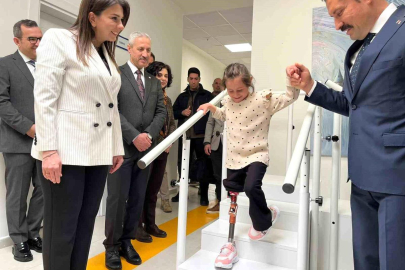 Depremde ailesini kaybeden Zeynep, Barbie'li protez bacağıyla yeni hayatına ilk adımlarını alkışlar eşliğinde attı