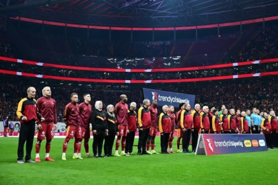 Galatasaray - Başakşehir maçında seremoniye yaşlılar çıktı
