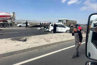 Ankara'da korkutan kaza: Otomobil bariyerlere ok gibi saplandı