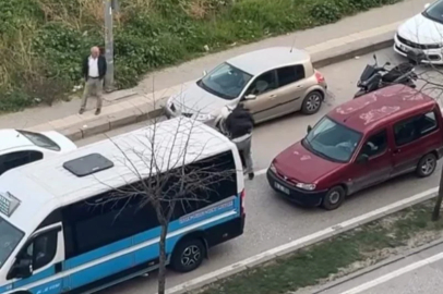 Bursa’da otomobil sürücüsü, motosikletliye copla saldırdı