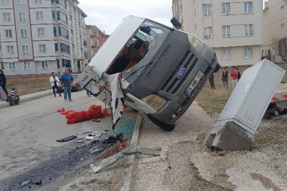 Çorum'da tarım işçilerini taşıya minibüs ile otomobil çarpıştı: 5 yaralı