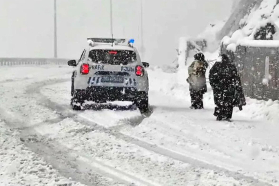 Karda mahsur kalan aileyi emniyet kurtardı