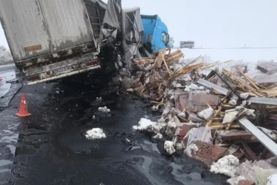 Kars'ta zift yüklü tanker ile TIR çarpıştı