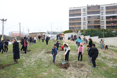 Nilüfer’de minikler doğa için fidan dikti