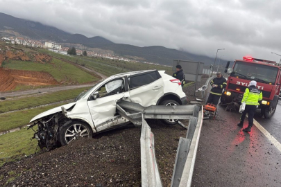 Nurdağı'nda Otomobil Bariyere Çarptı: 1 Ölü, 2 Yaralı