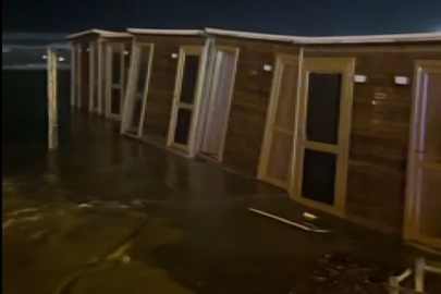 Samandağ'da Fırtına ve Yükselen Dalgalar Sahil Yoluna Ulaştı