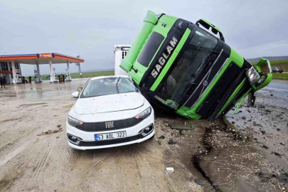 Tır otomobilin üstüne devrildi