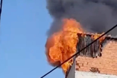 Bursa'da korkutan yangın! Çatı katı alevlere teslim oldu...