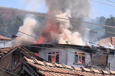 Evde çıkan yangını köydeki yangın vanalarıyla söndürdüler