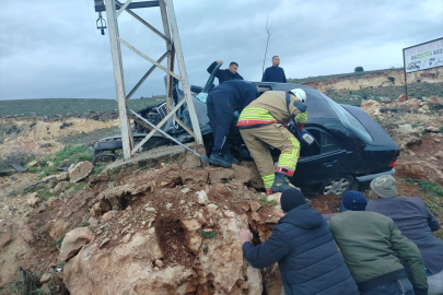Hatay'da elektrik direğine çarpan otomobilin sürücüsü hayatını kaybetti