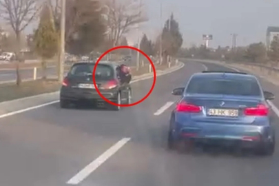 Kütahya'da seyir halindeyken otomobillerini yan yana getirip çekim yapan sürücülere 9 bin TL ceza