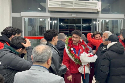 Milli sporcu Furkan Akar çiçeklerle karşılandı