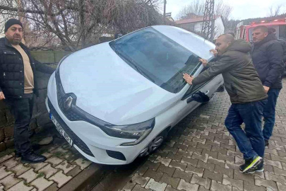 Otomobil duvara çarptı: 2 yaralı