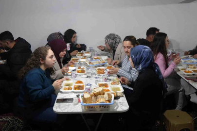 Üniversite öğrencileri oruçlarını köyde kurulan iftar sofrasında açtı