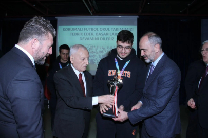 'Üniversitelerarası Korumalı Futbol'da şampiyonlara kupaları verildi