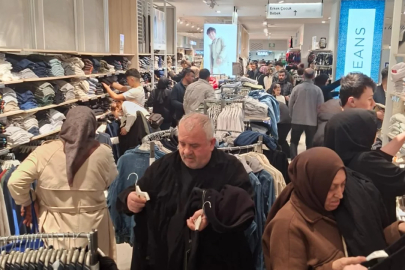 Bursa'da bayram yoğunluğu: AVM'lerde iğne atsan yere düşmüyor