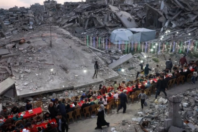 Gazze'de yıkıntıların arasında iftar