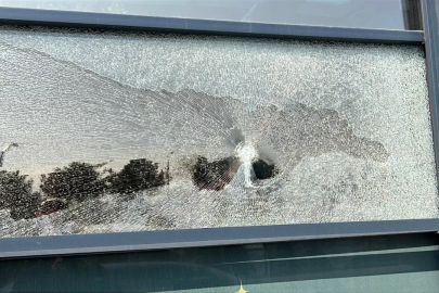 Motosikletli saldırganlar kapalı restoranı kurşunladı