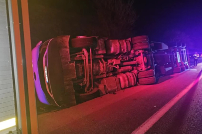 Bursa'da kontrolden çıkan tır devrildi, sürücü kabinde sıkıştı!