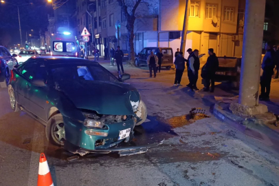 Bursa'da yoldan çıkan araç elektrik direğine çarptı!