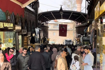 Bursa'nın çarşıları iğne atsan yere düşmez halde!