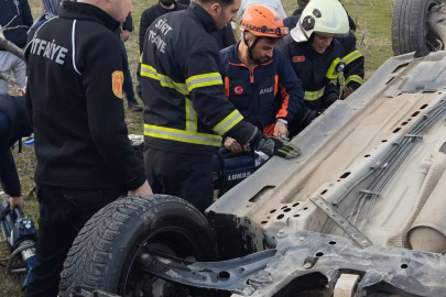 Hafif ticari araç şarampole yuvarlandı; baba ve kızı hayatını kaybetti