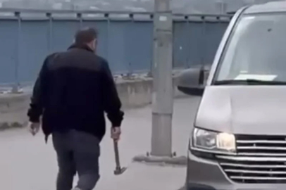 İstanbul'da aracından çekiçle inen sürücü kamerayı görünce geri döndü