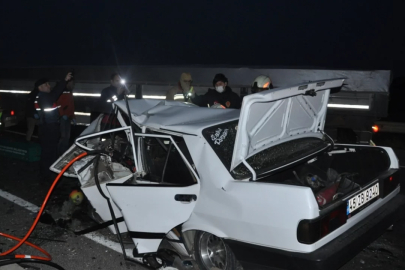 Manisa'da üç otomobilin karıştığı kazada ölü ve yaralılar var...