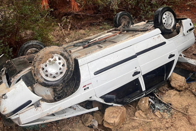 Adana'da şarampole yuvarlanan otomobildeki 4 kişi yaralandı