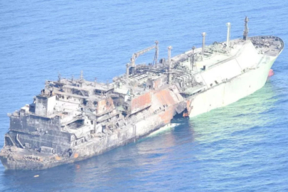 Akdeniz'de sürüklenen yakıt dolu Rus tankeri: Her an patlayabilir!