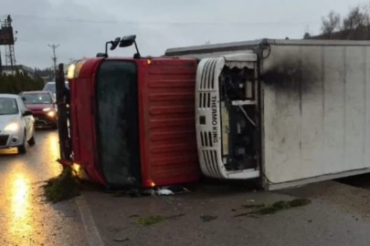 Bursa'da kamyon fabrikaya çarptı! Yaralılar var