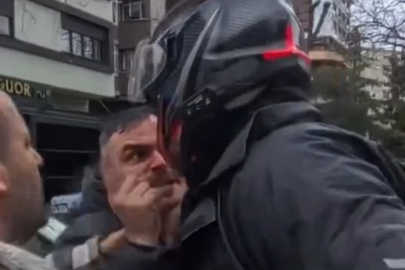 Kadıköy'de motosiklet sürücüsü ile yayaların kavgası kamerada
