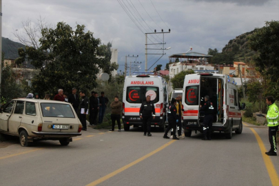 Mersin'de elektrik direğine çarpan otomobildeki 2 kişi yaralandı