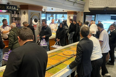 Tatlı telaşı sokağa taştı: Bursa'da kuyruklar oluştu!