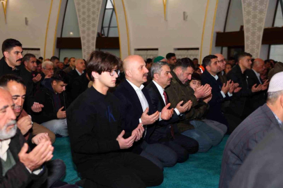 Adıyaman'da bayram namazı sonrası protokol vatandaşlarla bayramlaştı