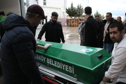 Boşanma aşamasındaki eşini mezarlıkta başından vurarak öldürdü