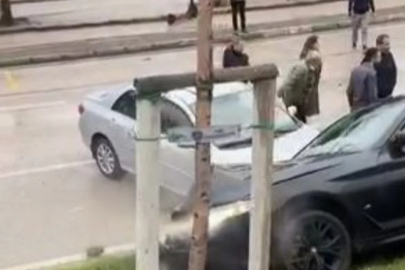 Bursa FSM Bulvarı'nda büyük kaza! Yol kenarına savruldu